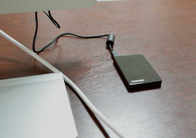 Внешний HDD Toshiba на столе